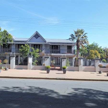 Oakwood Lodge ブルームフォンテーン エクステリア 写真 The main building of the school