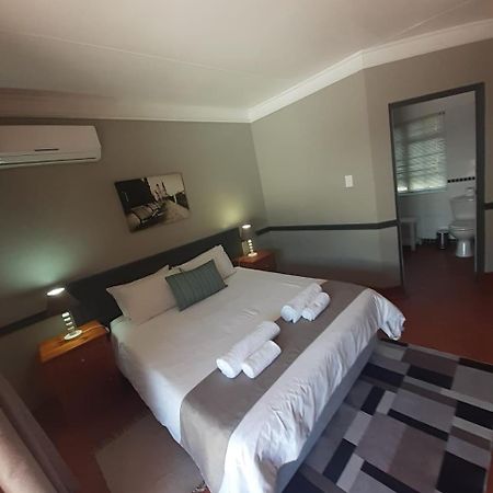Oakwood Lodge ブルームフォンテーン エクステリア 写真 A room at the Protea Hotel, Polokwane