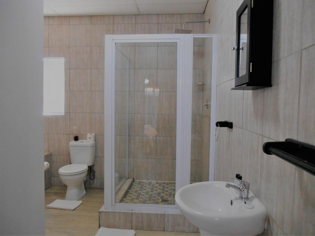 Oakwood Lodge ブルームフォンテーン エクステリア 写真 A shower cubicle