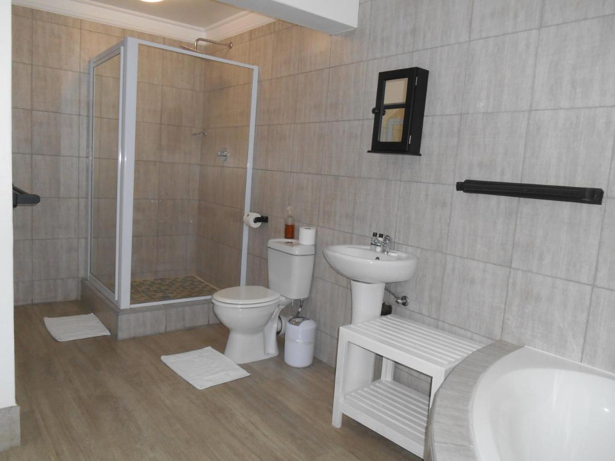 Oakwood Lodge ブルームフォンテーン エクステリア 写真 Bathroom with shower cubicle