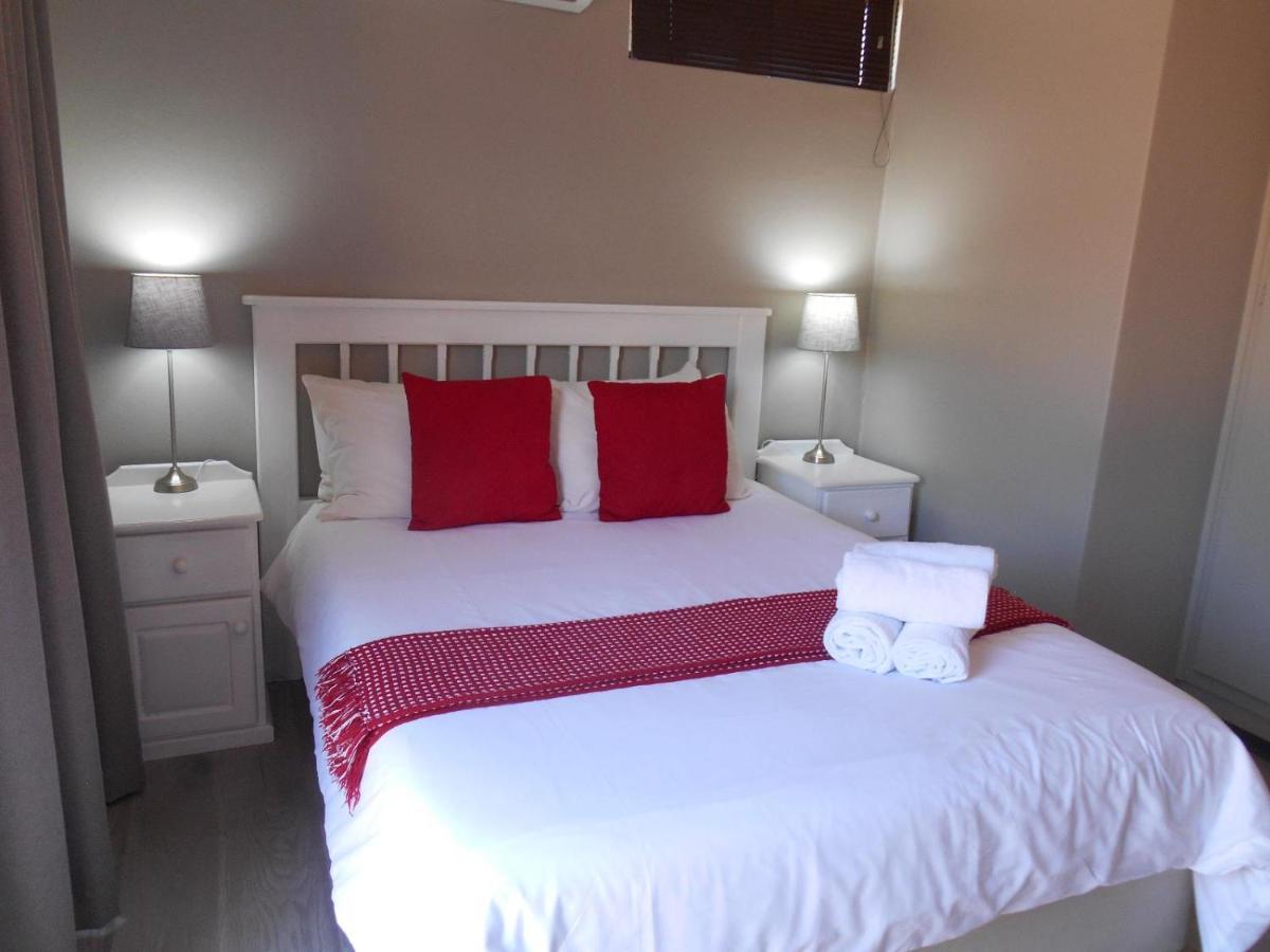 Oakwood Lodge ブルームフォンテーン エクステリア 写真 A bedroom in a guest house