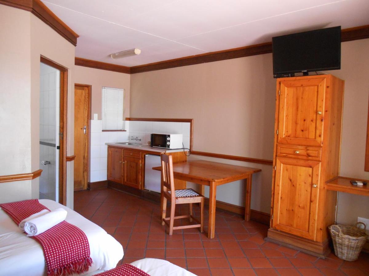 Oakwood Lodge ブルームフォンテーン エクステリア 写真 A typical room at the hotel