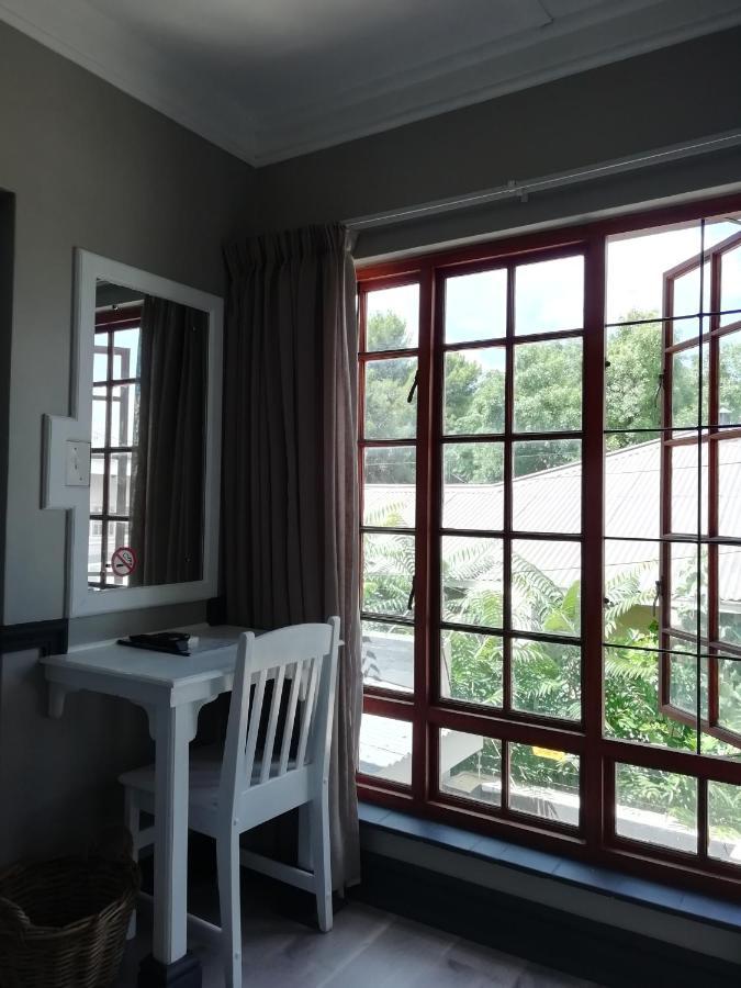 Oakwood Lodge ブルームフォンテーン エクステリア 写真 A window with burglar bars