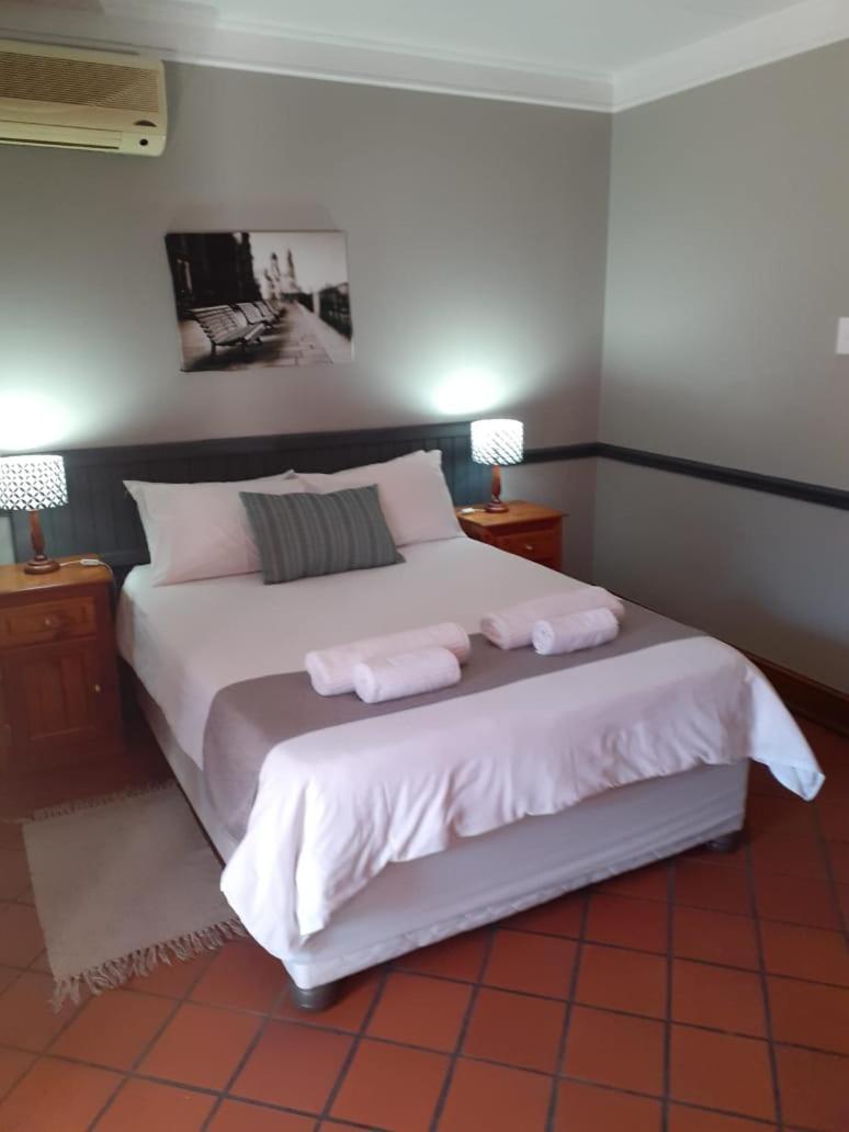 Oakwood Lodge ブルームフォンテーン エクステリア 写真 A bedroom at the hotel