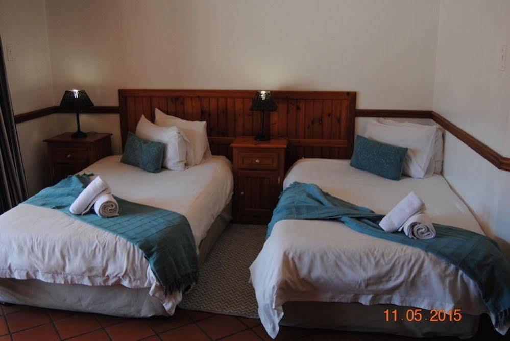 Oakwood Lodge ブルームフォンテーン エクステリア 写真 A bedroom at the Protea Hotel, Port Elizabeth