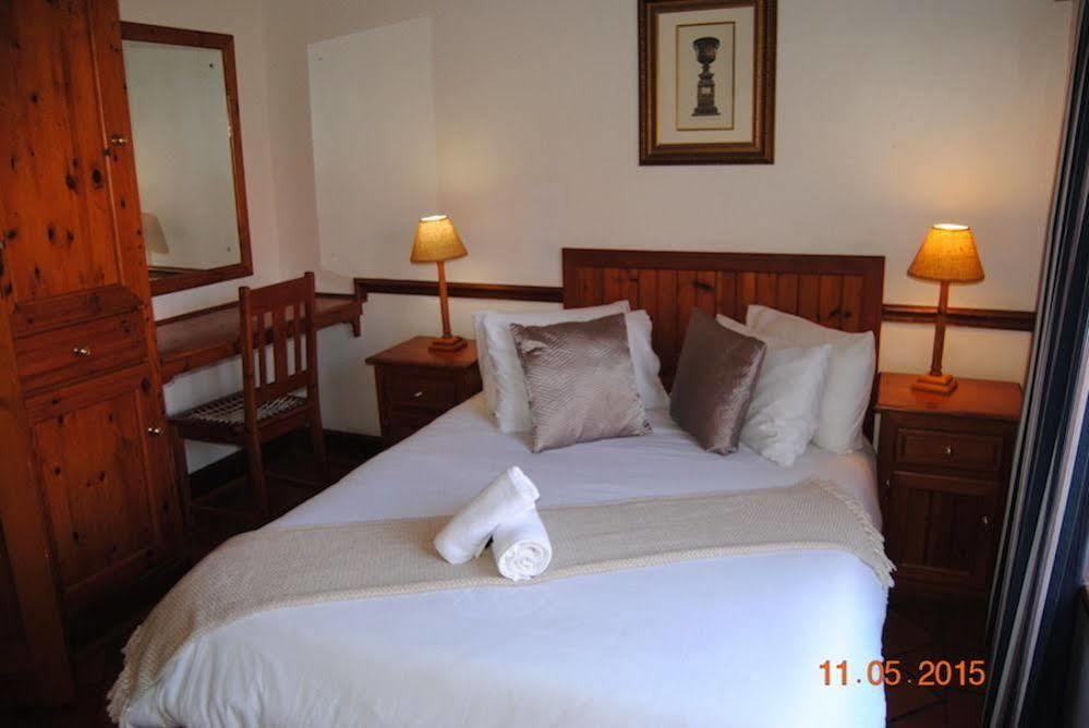 Oakwood Lodge ブルームフォンテーン エクステリア 写真 A bedroom at the hotel