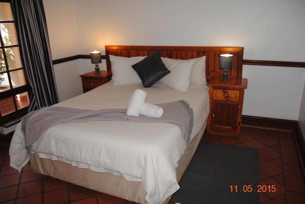 Oakwood Lodge ブルームフォンテーン エクステリア 写真 A bedroom at the hotel