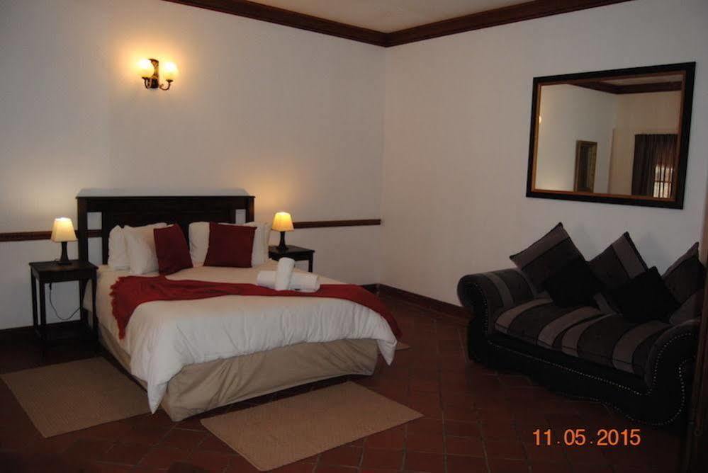 Oakwood Lodge ブルームフォンテーン エクステリア 写真 A bedroom at the hotel