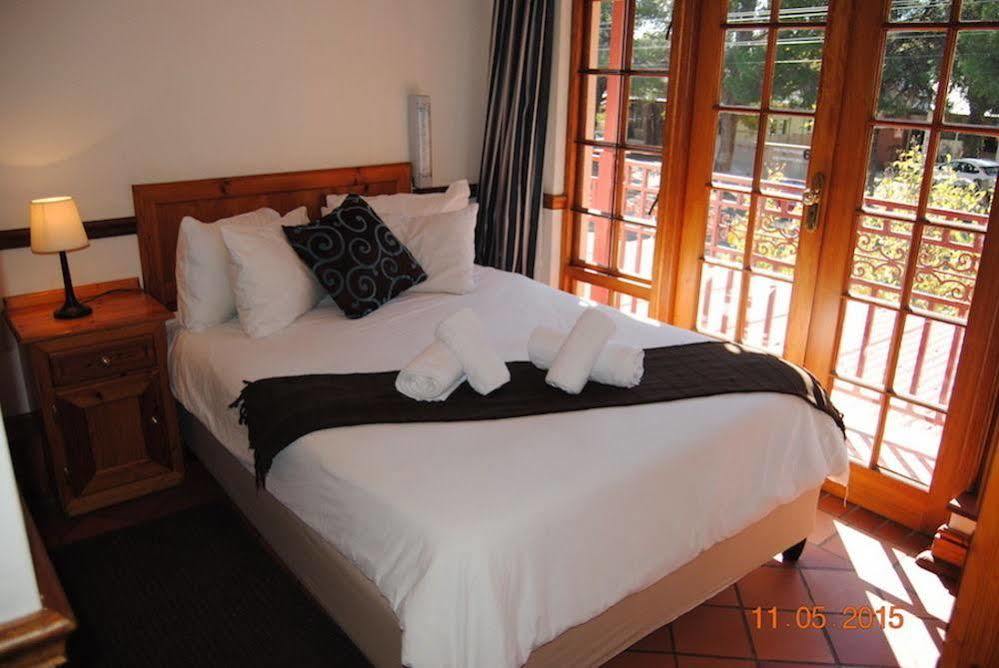 Oakwood Lodge ブルームフォンテーン エクステリア 写真 A guest room at the hotel