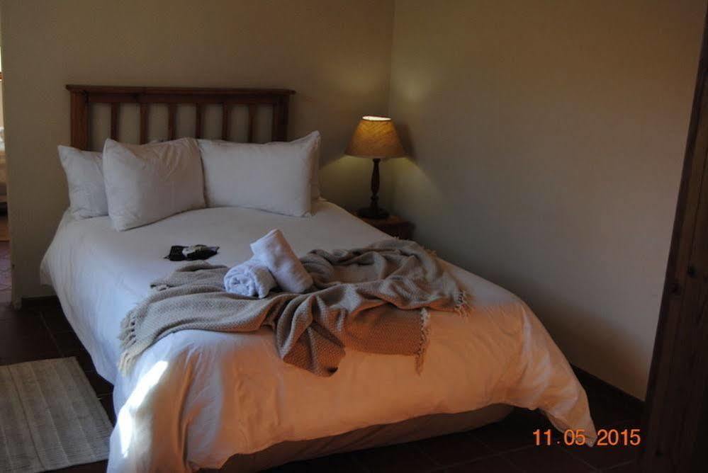 Oakwood Lodge ブルームフォンテーン エクステリア 写真 A bedroom at the hotel