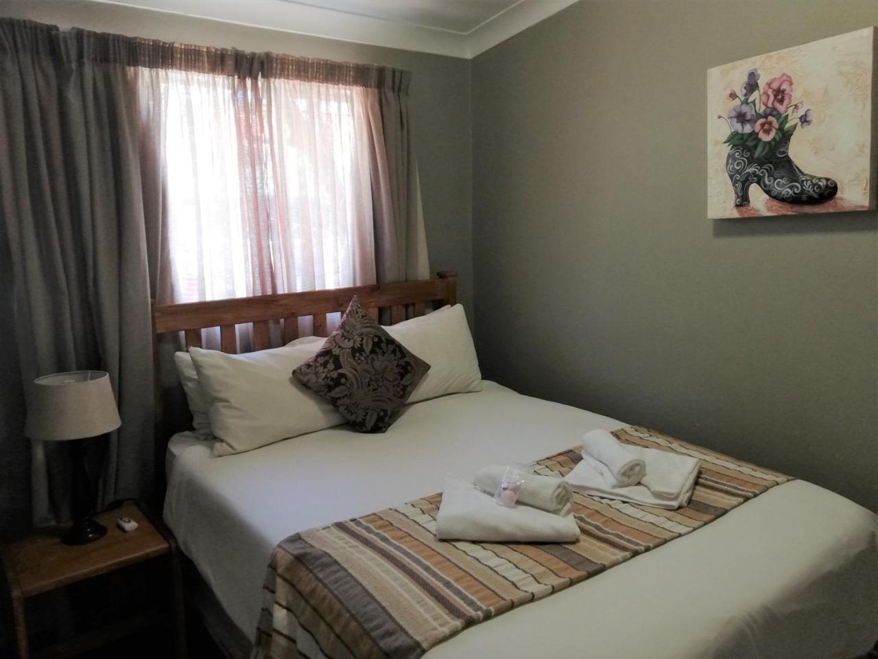 Oakwood Lodge ブルームフォンテーン エクステリア 写真 A bedroom at the hotel