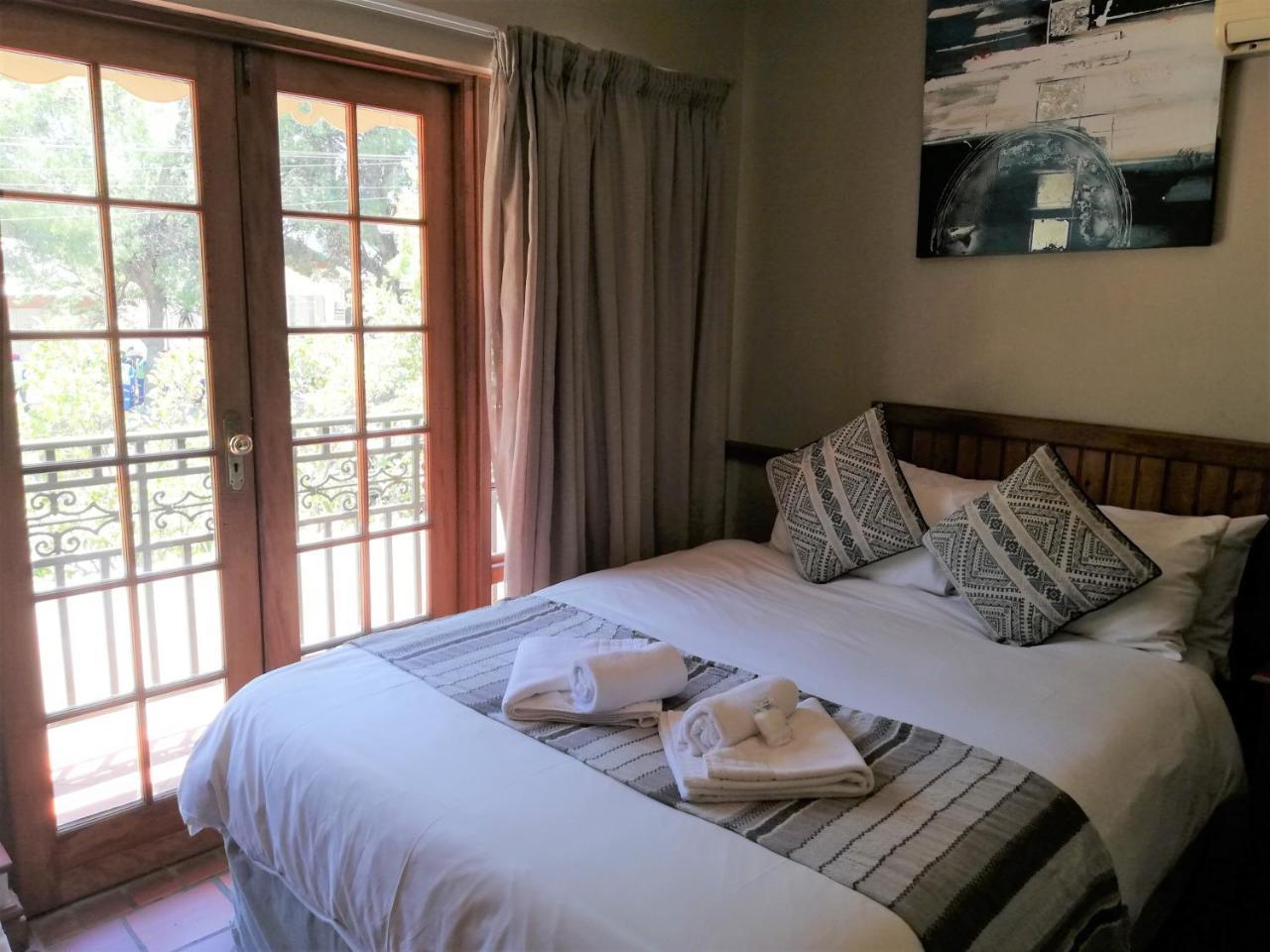 Oakwood Lodge ブルームフォンテーン エクステリア 写真 A bedroom at the Protea Hotel, Stellenbosch