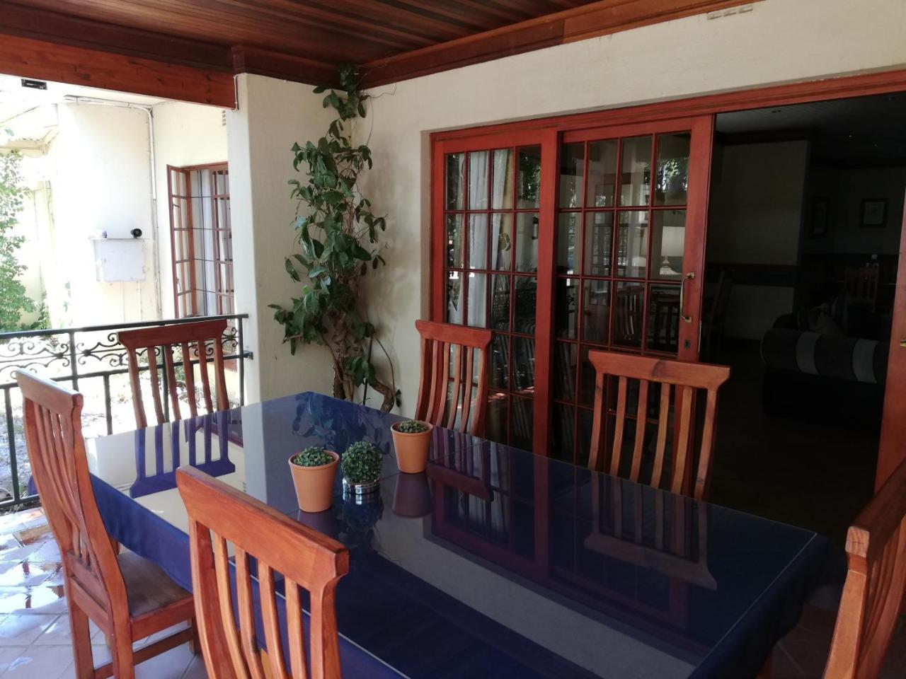 Oakwood Lodge ブルームフォンテーン エクステリア 写真 A balcony in a house