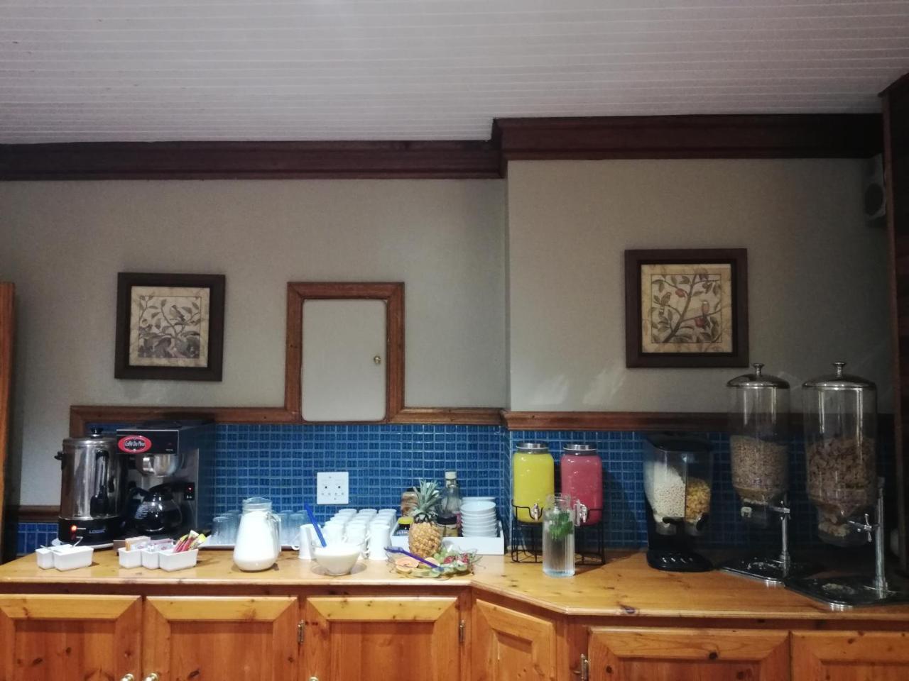 Oakwood Lodge ブルームフォンテーン エクステリア 写真 The kitchen at the station
